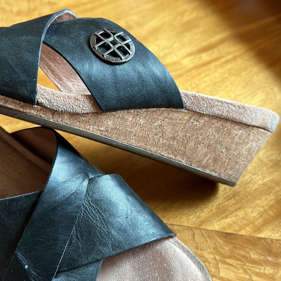 UGG wedge sandal, size 10, black leather. - Picture 4 of 4